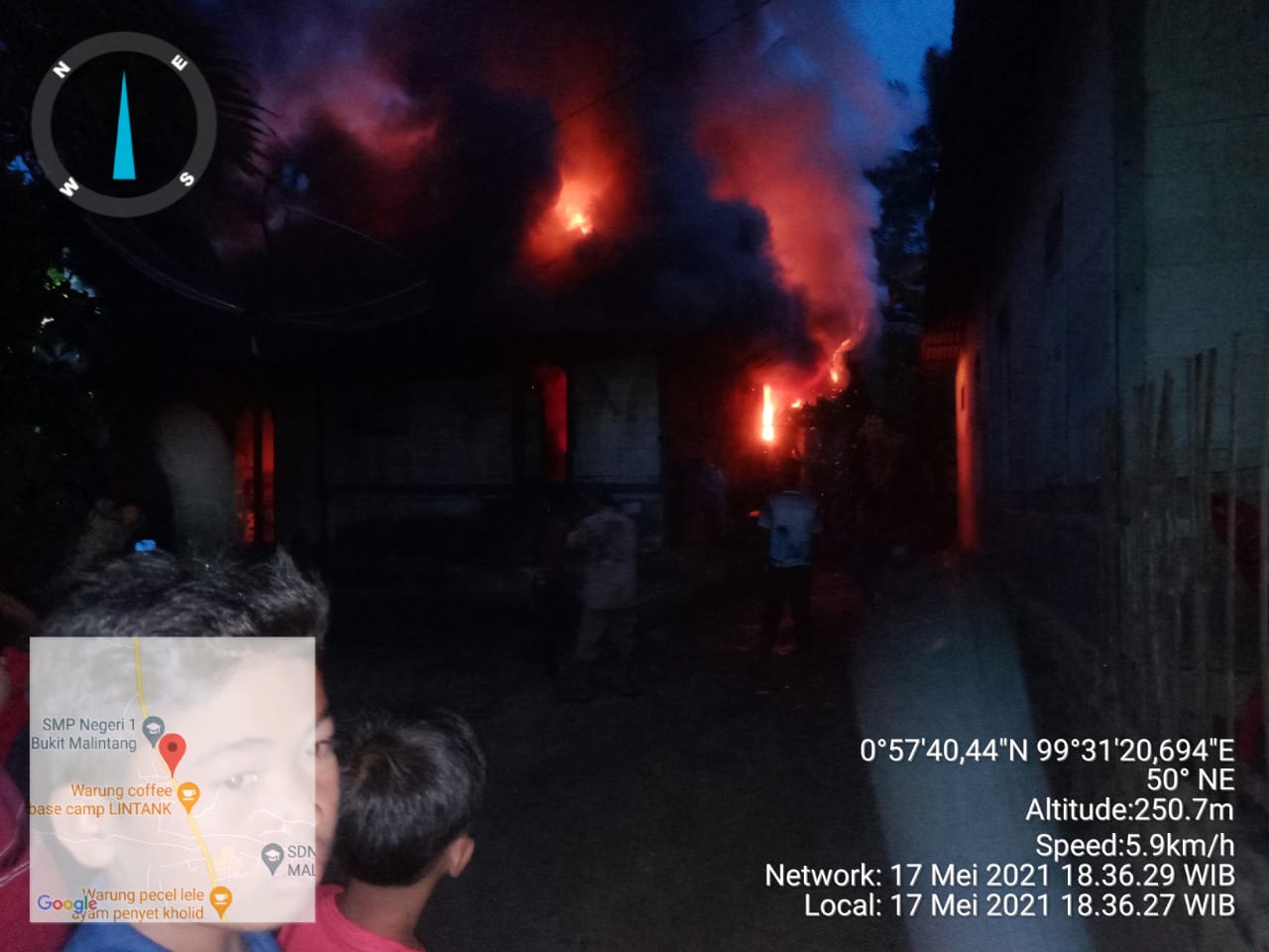 Dua Rumah Di lalap api di Malintang