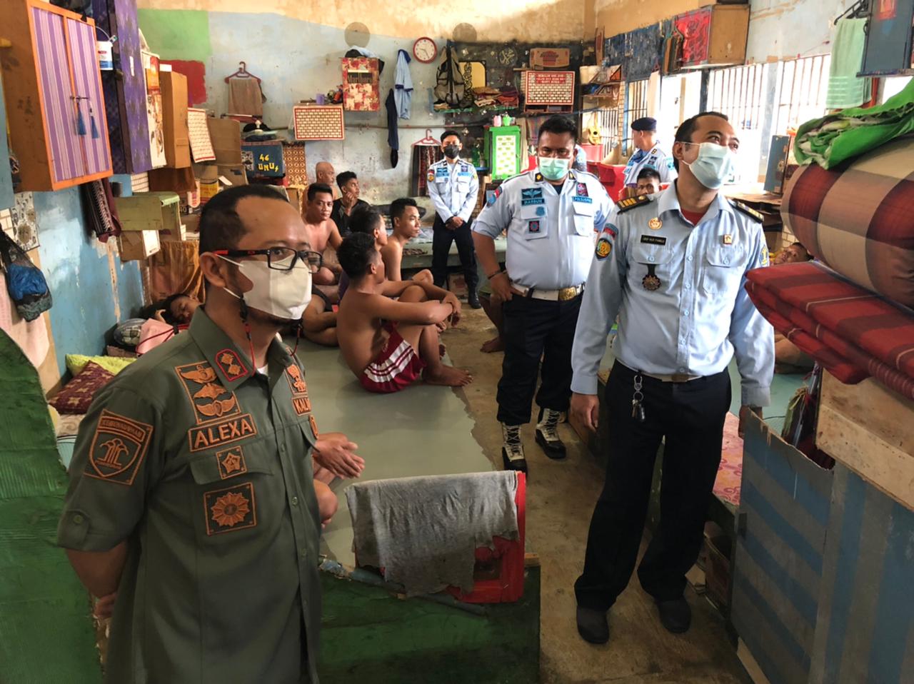 Kalapas, KPLP dan Satops Patnal Lakukan Penggeledahan di Kamar Hunian WBP