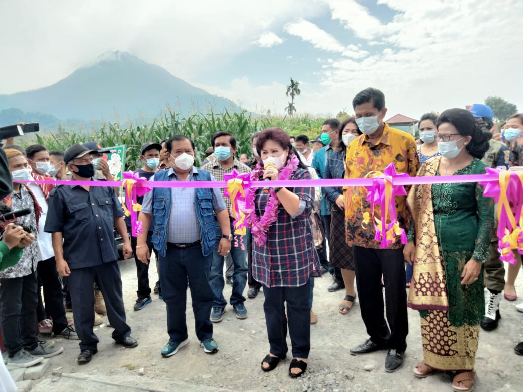 BUPATI KARO RESMIKAN KOLAM RENANG  ULU LAU