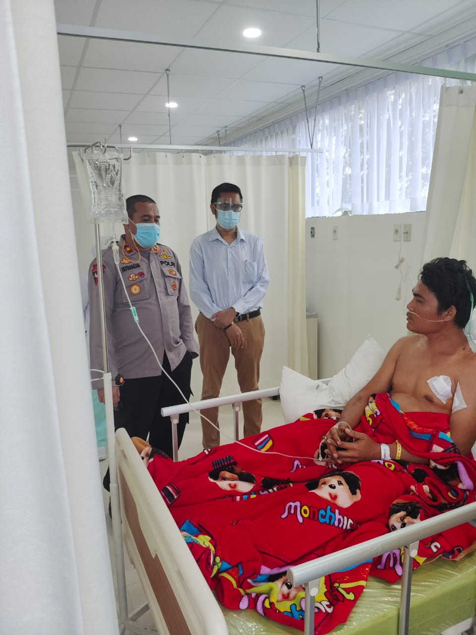 Jenguk Korban Perampokan,  Kapolsek Medan Helvetia Perintahkan Anggotanya Tindak Tegas Pelaku