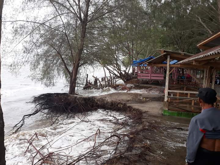Banjir Rob hantam pondok wisata di Pantai labu