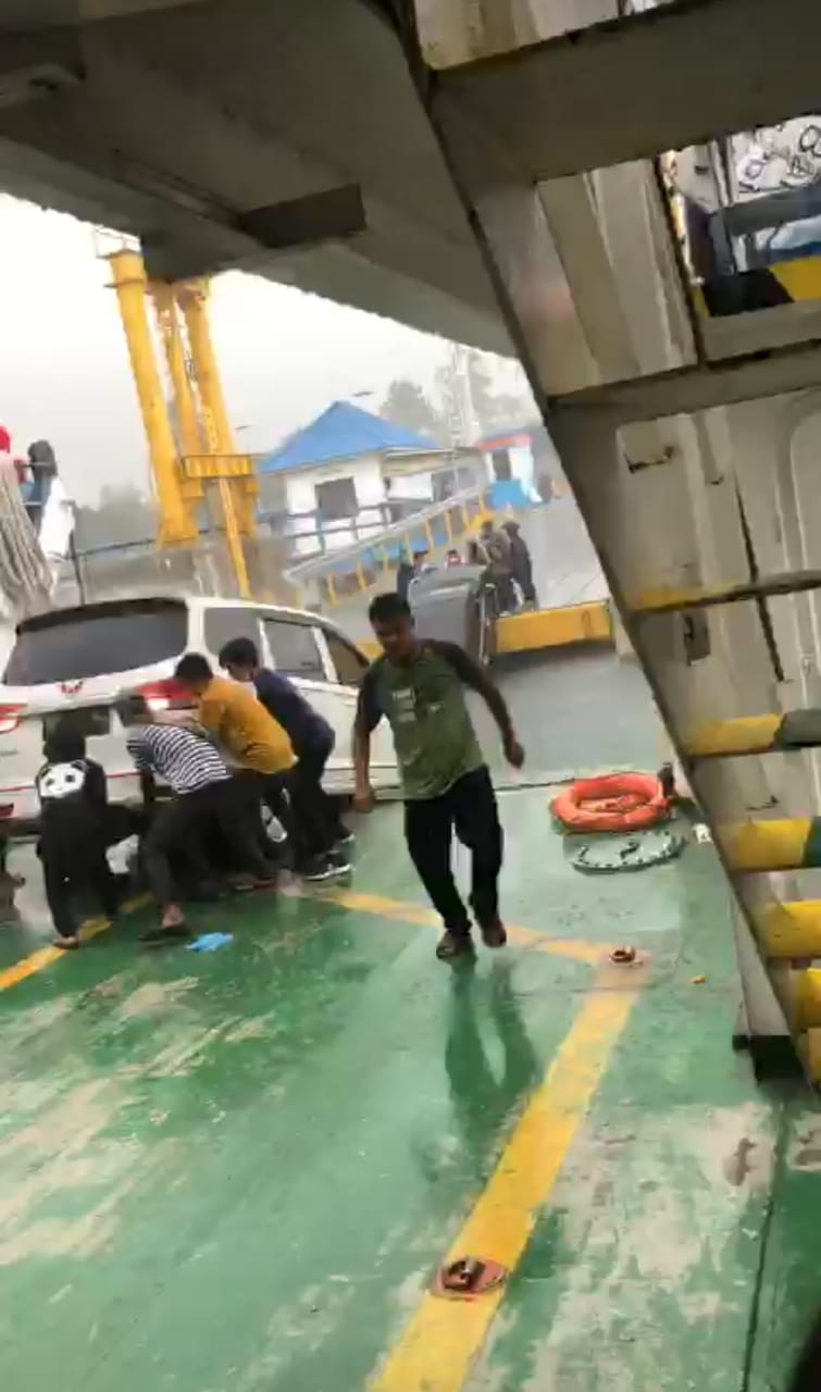 Satu Unit Mobil, Masuk Ke Danau Toba