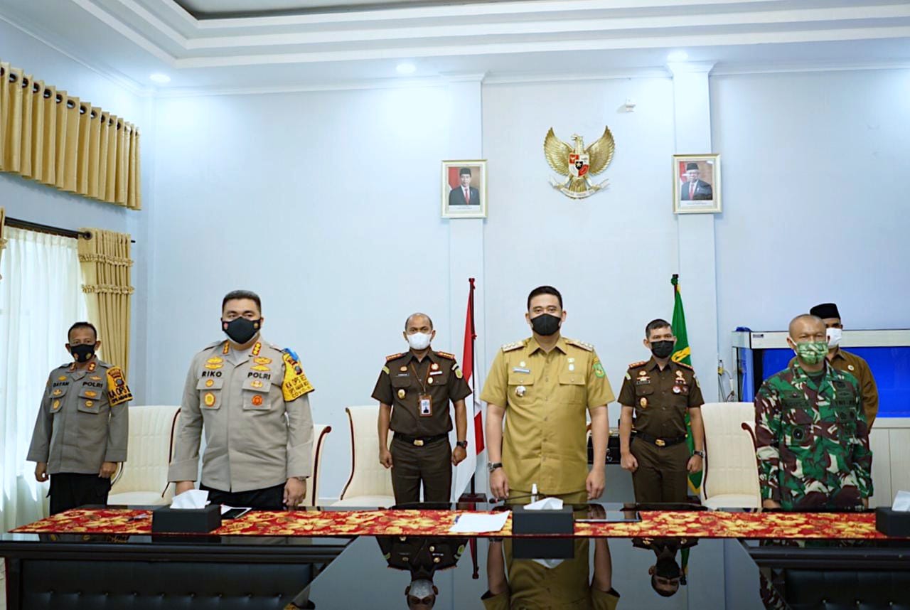 Wali Kota Medan Bersama Unsur Forkopimda Mengikuti Rakor Penegakan Disiplin Protokol Kesehatan dan Penanganan Covid-19