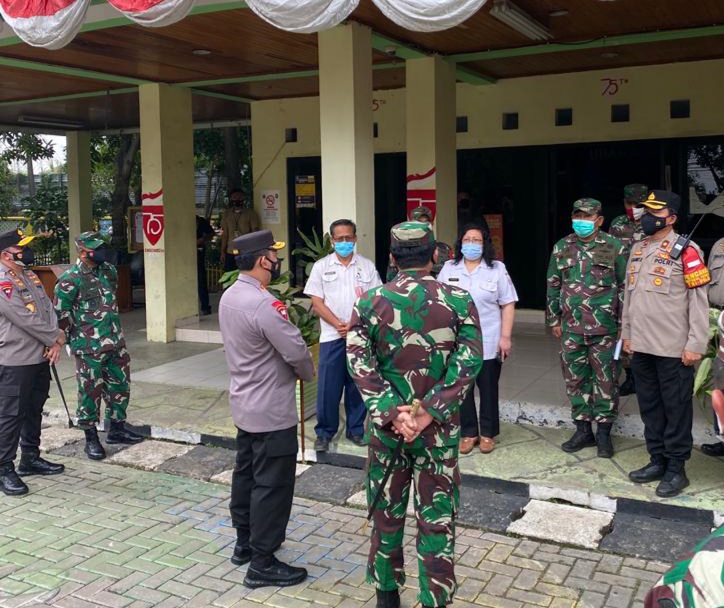 Panglima TNI dan  Kapolri Tinjau Vaksinasi Massal Pelaut serta Pekerja Tanjung Priok