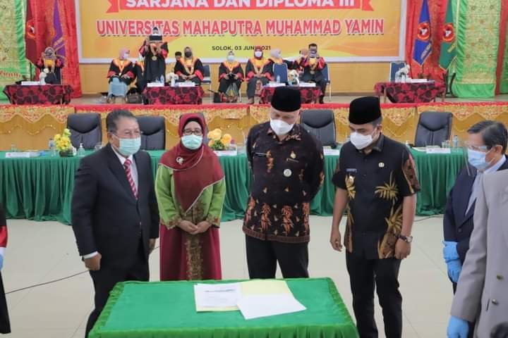 Gubernur Sumbar dan Wawako Solok Hadiri Wisuda UMMY KE-55