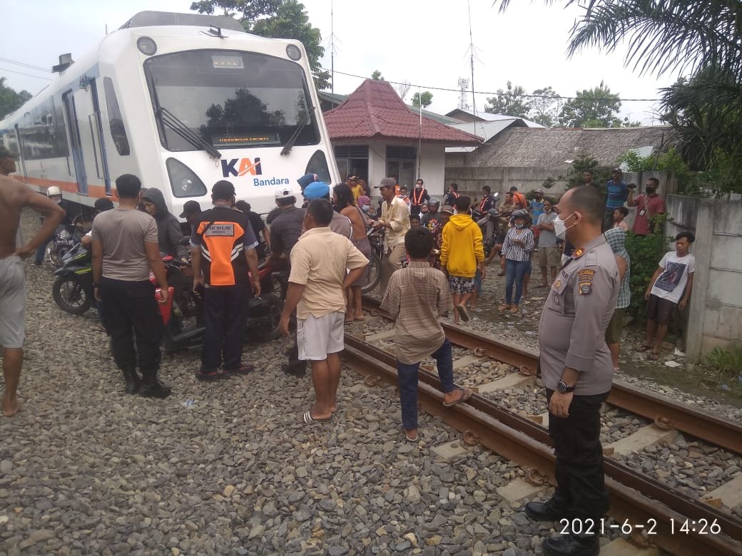 Mobil Box di tabrak Ka Bandara di Perlintasan Desa Sidourip