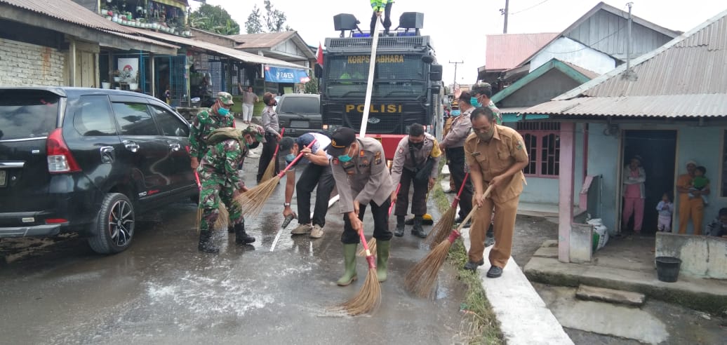 TNI Polri Siram Desa Yang Terpapar Abu Vulkanik Sinabung Di Kec Namanteran