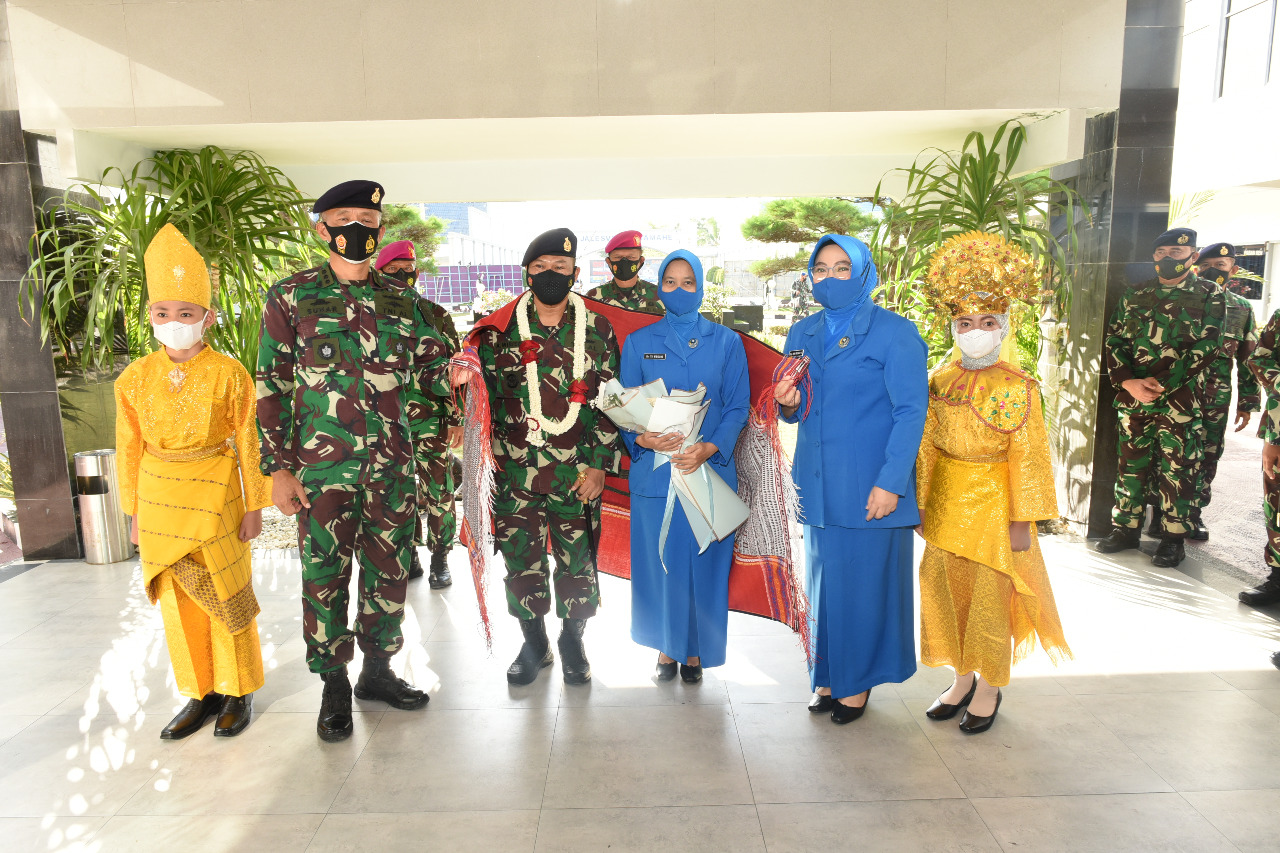 Ini Dia Tradisi Penyambutan Komandan Lantamal I Belawan Kolonel Laut (P) Ahcmad Wibisono, S.E