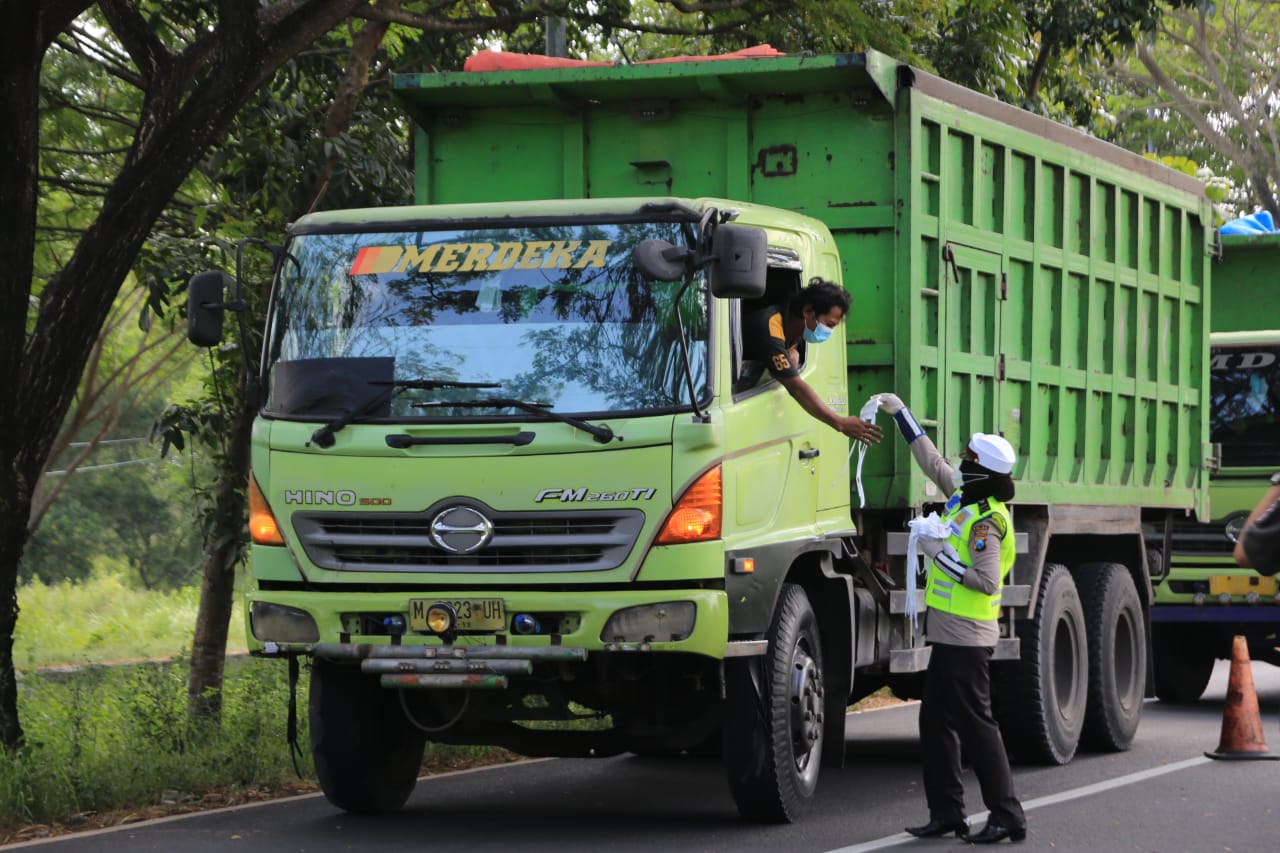 Bagikan Masker dan Sembako di Bangkalan Sembari Berikan Edukasi 5M
