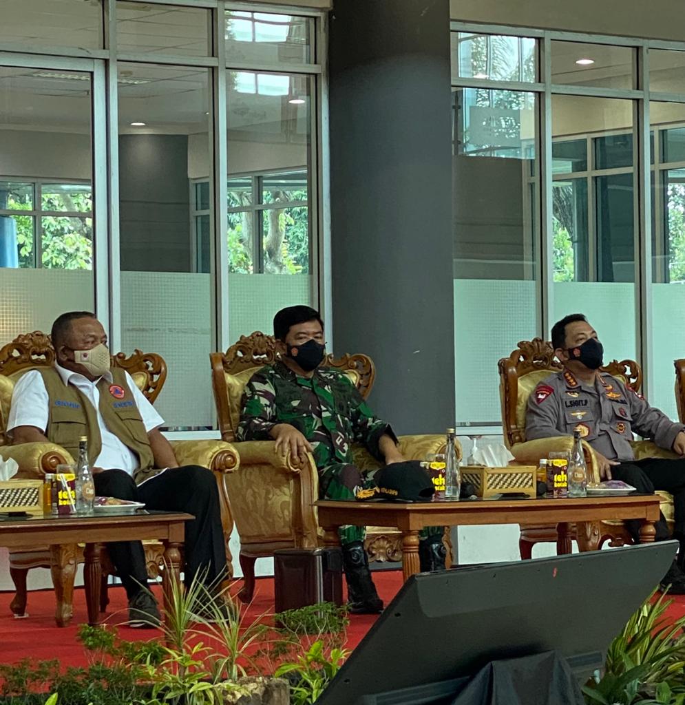 Panglima TNI dan Kapolri, Meninjau Vaksinasi Massal di Lamongan Jawa Timur