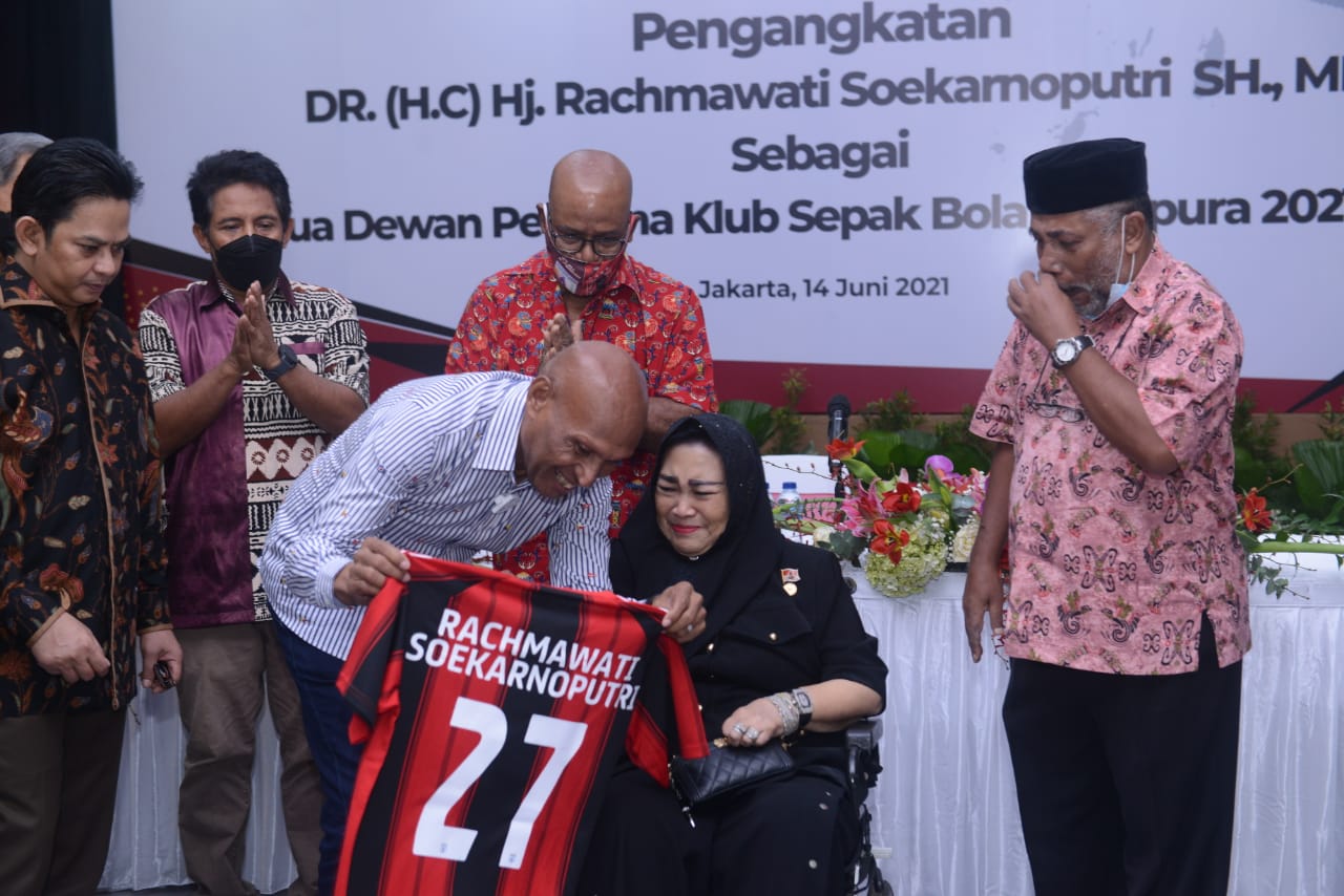 Rahmawati Soekarnoputri Terharu Terima Kostum Persipura