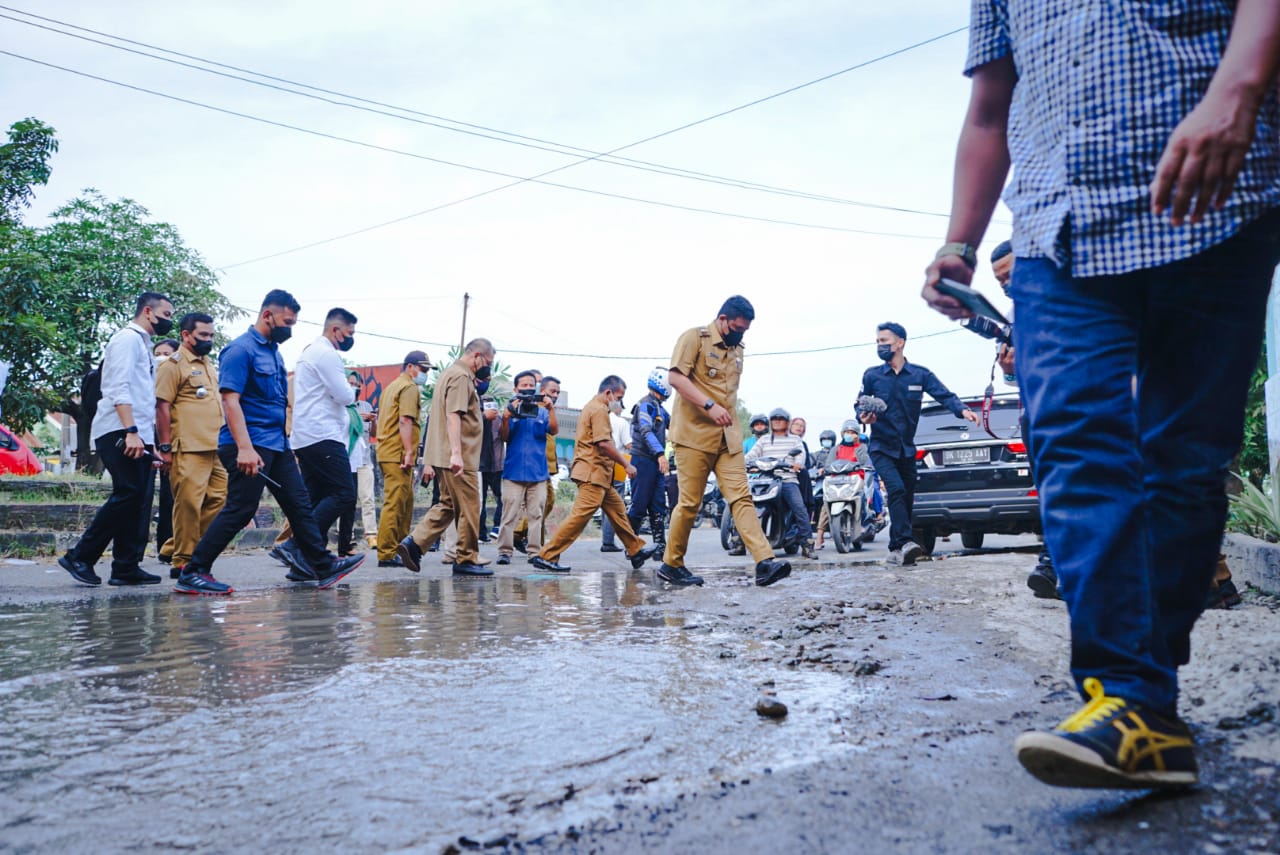 Walikota Medan Bobby Bergerak Cepat Sahuti Keluhan Warga, Perintahkan Betonan Jalan Rusak