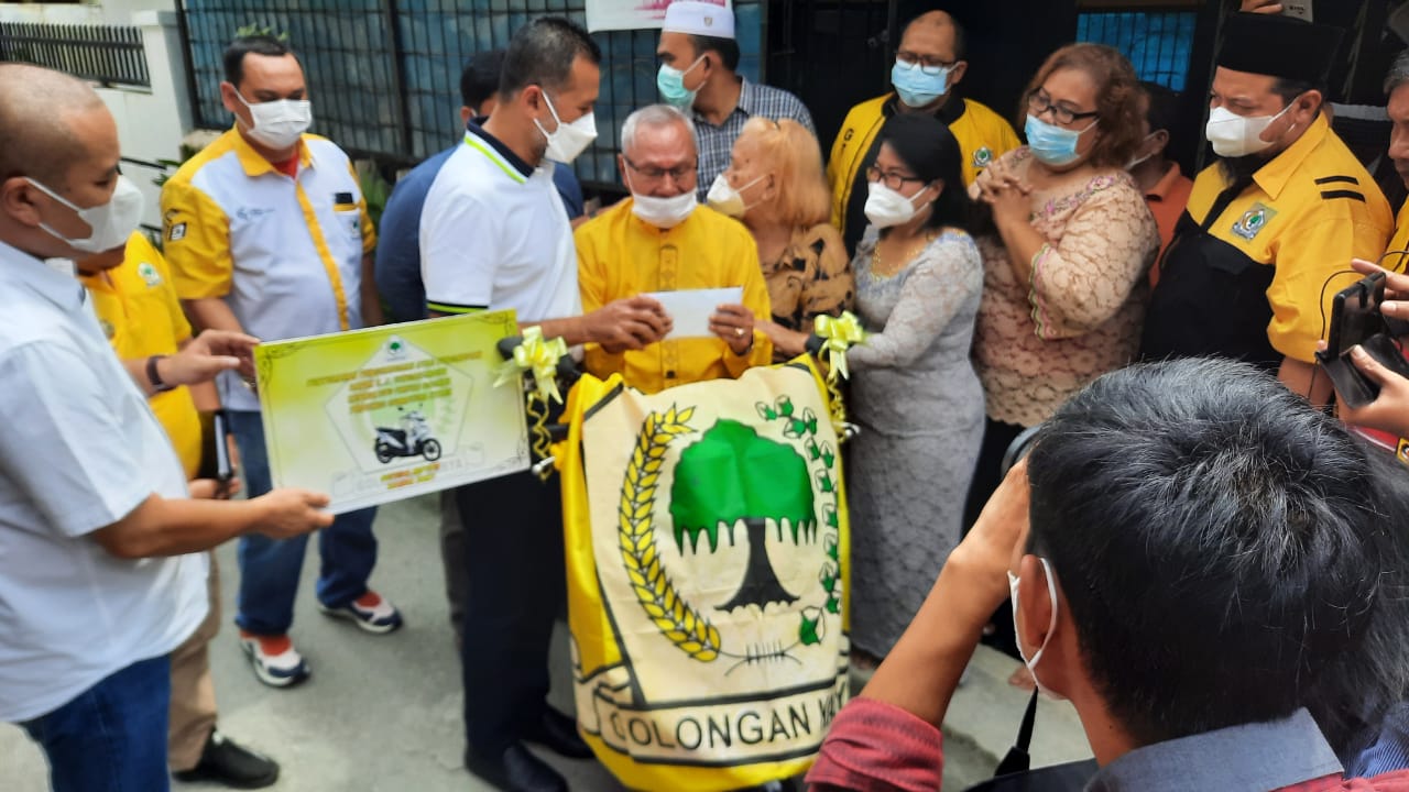 Pengabdian R.J Singarimbun Dapat Motor dari Ketua DPD Partai Golkar Sumut