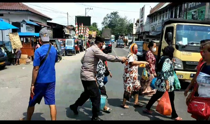 Gaya Kapolsek Pancur Batu Seberangkan Nenek Tua Dan Warga