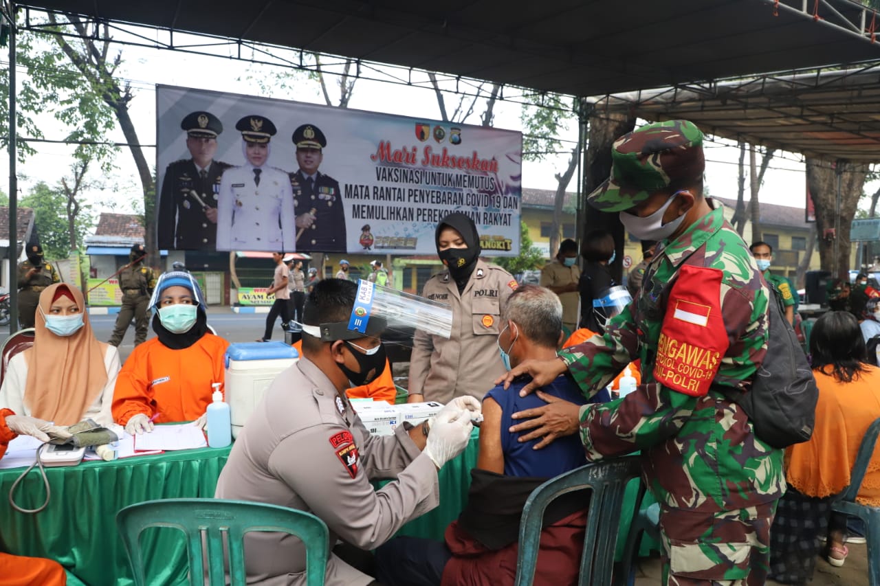Vaksinasi COVID-19 ke Pasar Tradisional Mojokerto Berbonus Bingkisan