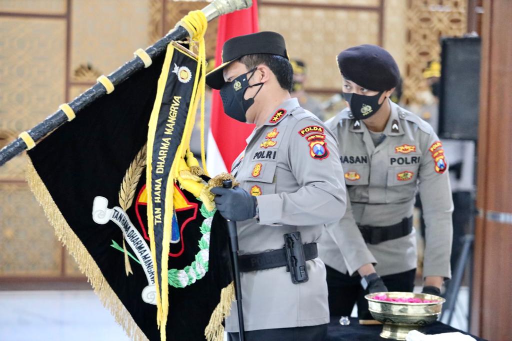 HUT Bhayangkara ke 75, Polda Jatim Gelar Upacara Pencucian Pataka