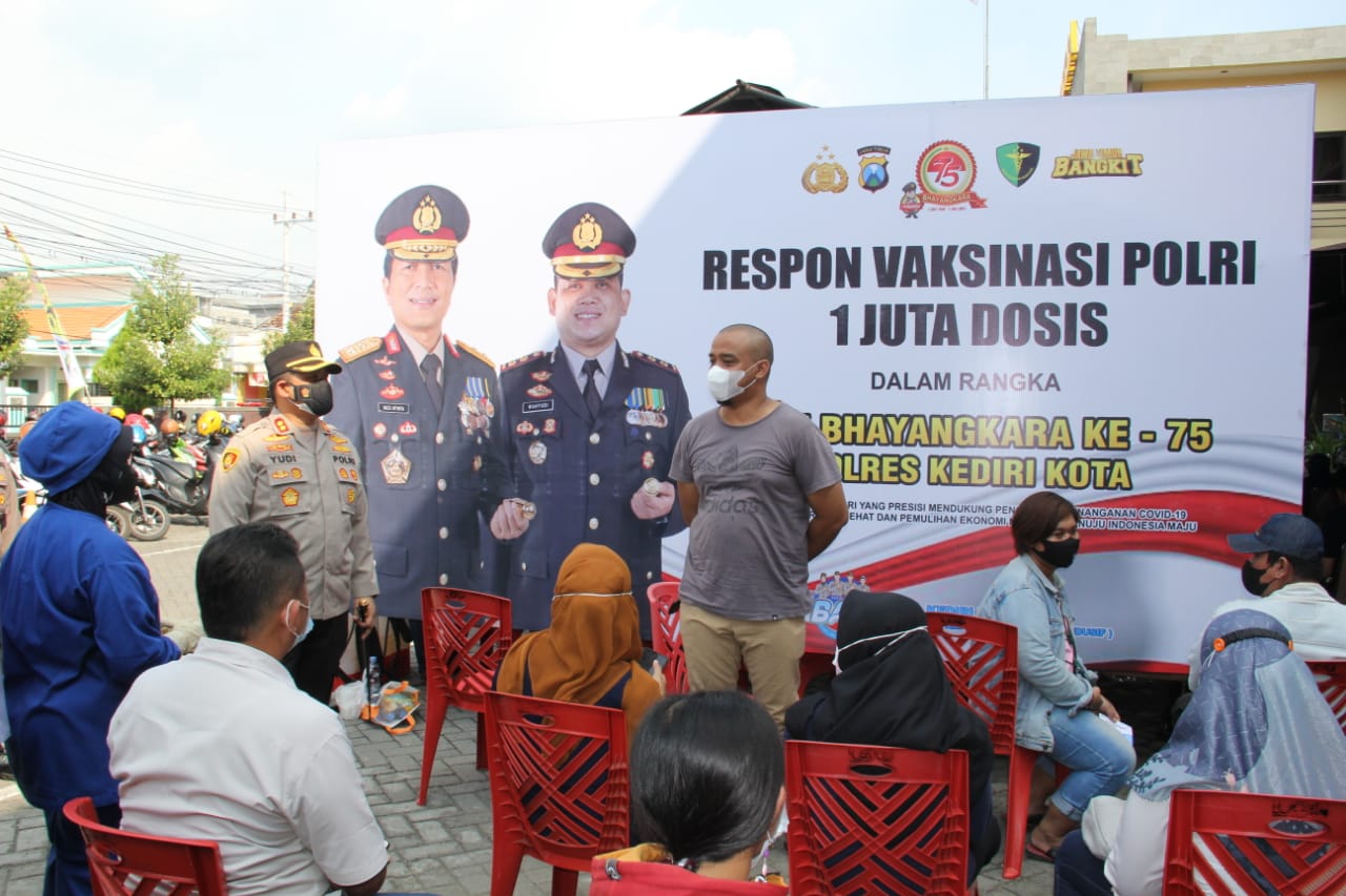 HUT Bhayangkara ke 75, Polres Kediri Suntik Vaksin Sejuta Warga
