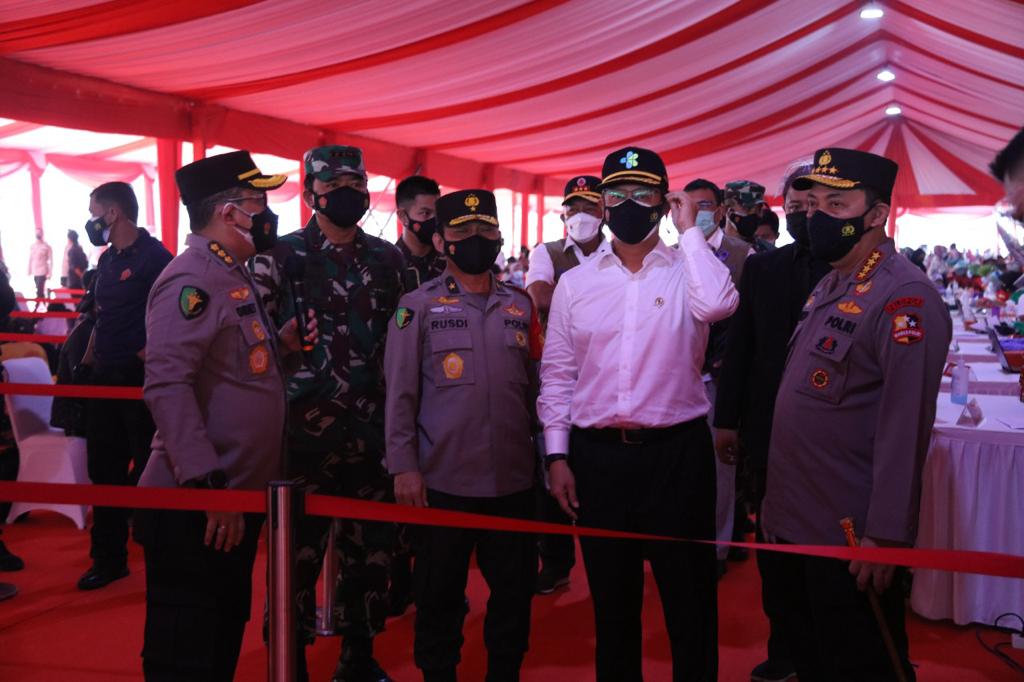 HUT Bhayangkara ke 75, Panglima TNI, Kapolri dan Menkes, Tinjau Vaksinasi Massal