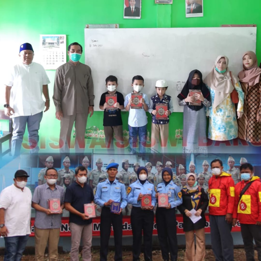 Puluhan Mushaf alquran dibagikan kepada murid di sekolah SD IT Al-Aqsa dan SMK TMI