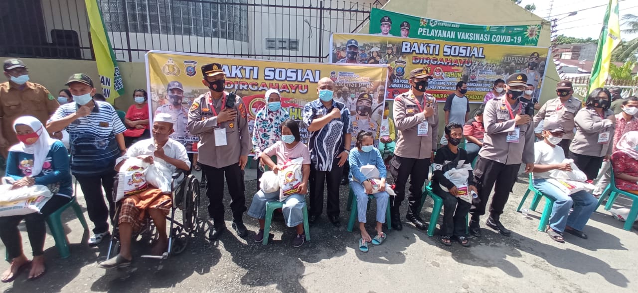 HUT Bhayangkara 75, Polsek Medan Timur Bagi Sembako Penyandang Disabilitas