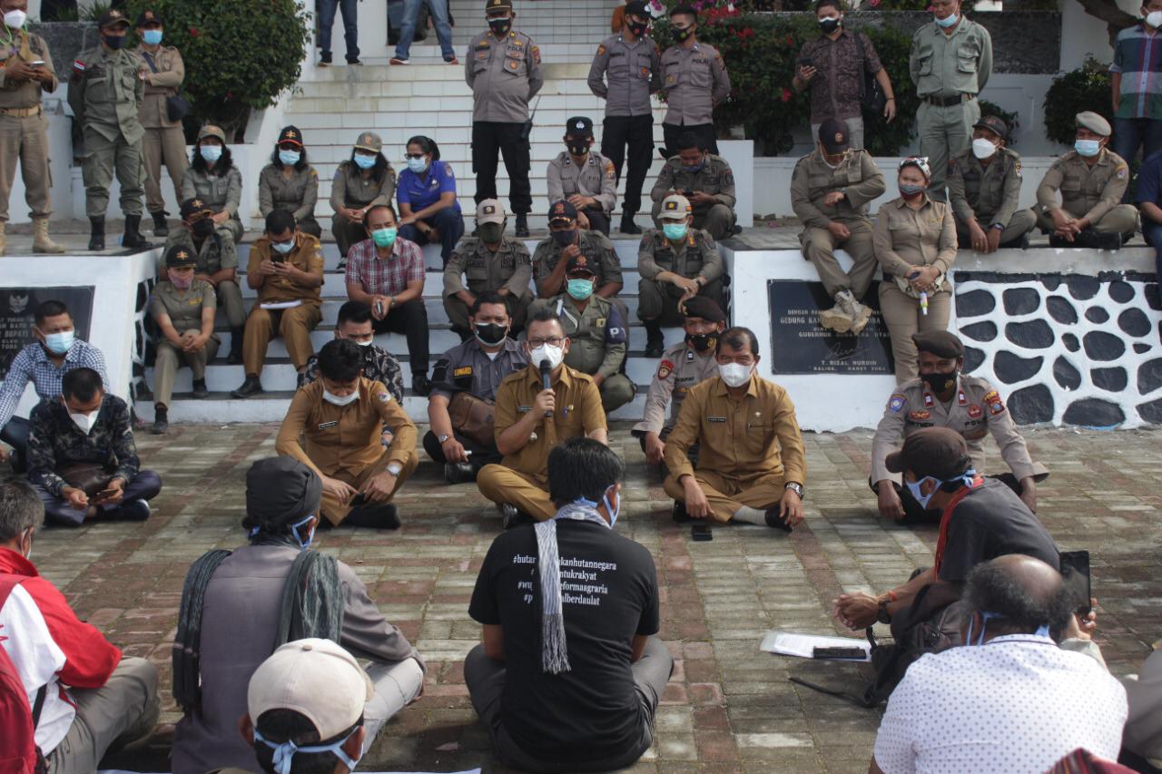 Setelah 4 Jam, Bupati Toba Terima Pengunjuk Rasa Tutup TPL