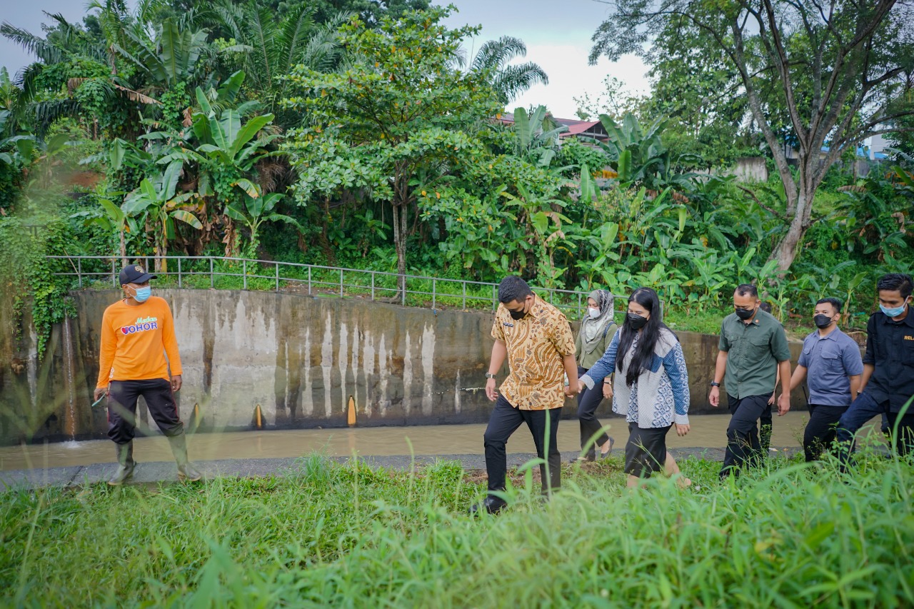 Peringati Hari Lingkungan Hidup, Bobby Ajak Kahiyang Terobos Hujan Kunjungi Hutan Kota