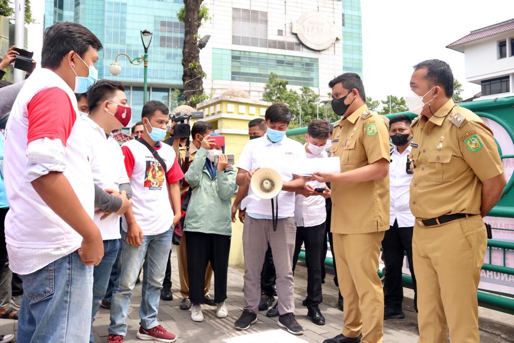 Demo, Bobby Nasution Langsung Temui Pengunjuk Rasa