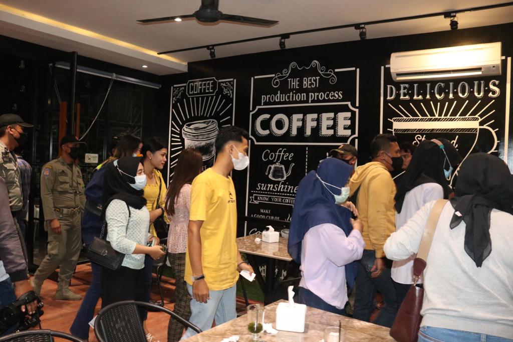 Tim Patroli Prokes dan PPKM Mikro Medan Segel Restoran di Jalan Sisingamangaraja