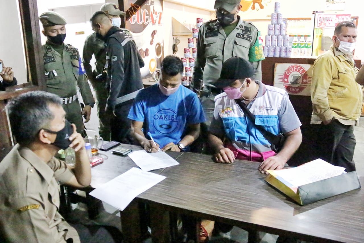 Petugas Bubarkan Pengunjung Restoran & Cafe di Kec. Medan Timur