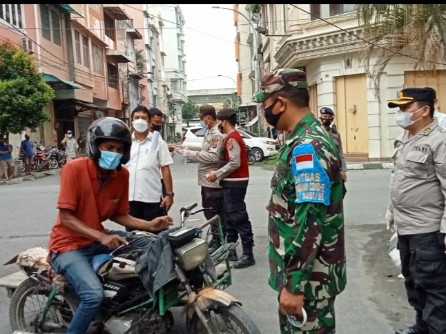 Toko di Kesawan Patuhi Aturan PPKM Darurat