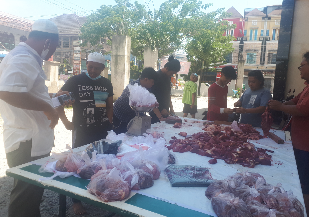 Masjid Raya Mandala Sembelih 2 Ekor Sapi dan 4 Kambing Dibagikan kepada Masyarakat