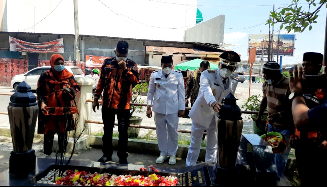 Usai Dilantik, Bersama Kodrat Shah, Bupati Edimin Langsung Ziarah ke Makam Anuar Shah