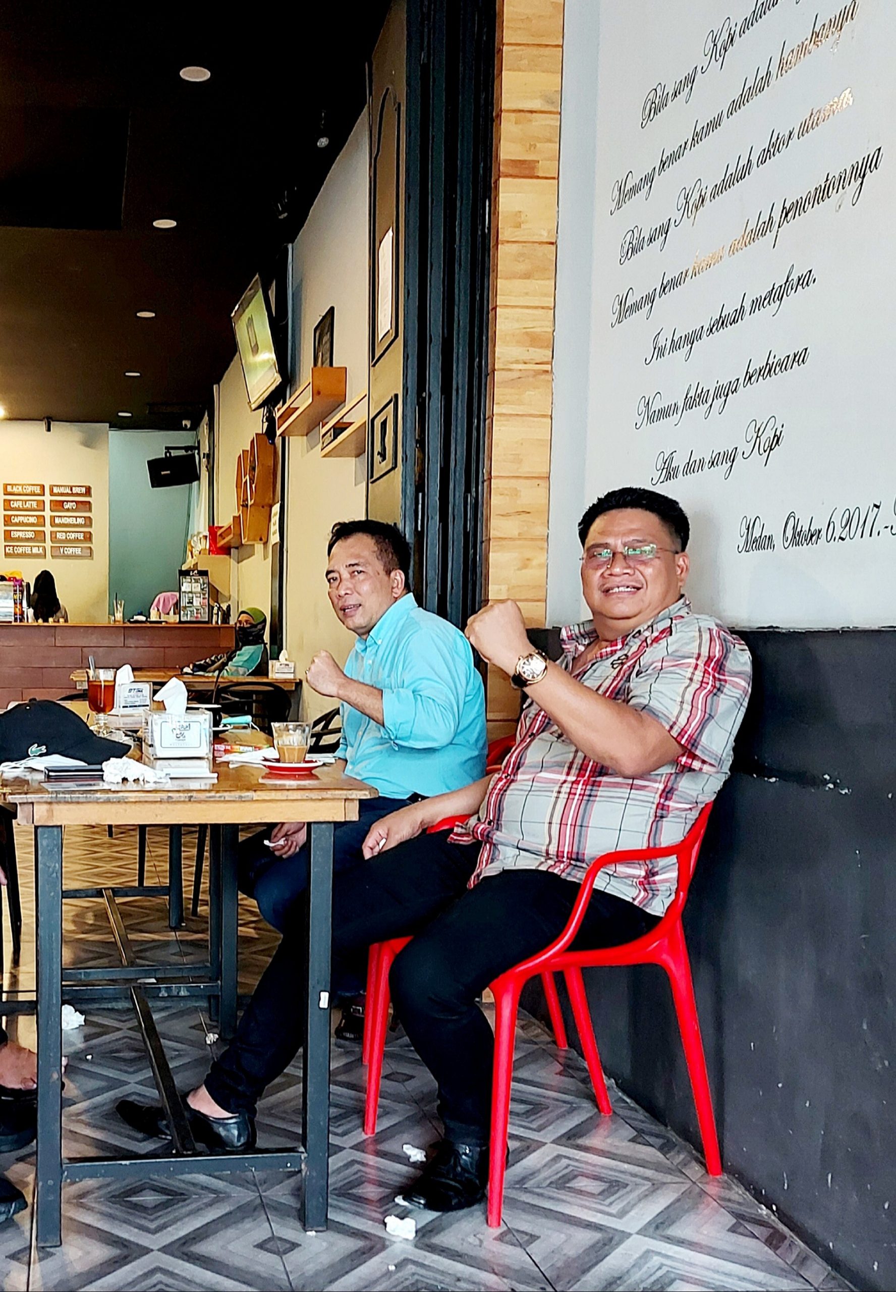 Bicara Ngopi,  Ini Sosok Pekerja Pers Anto Genk bersama Hendra DS