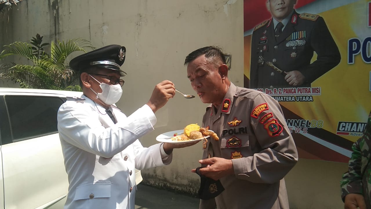 Kemeriahan HUT Bhayangkara ke 75, Kompol Arifin dapat Kejutan Danramil dan Camat Medan Timur