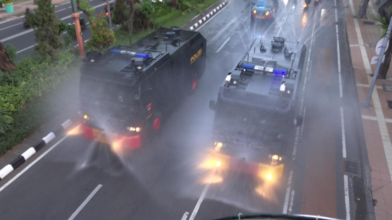 Polda Jatim Semprot Cairan Disinfektan di Sejumlah Jalan Protokol di Surabaya