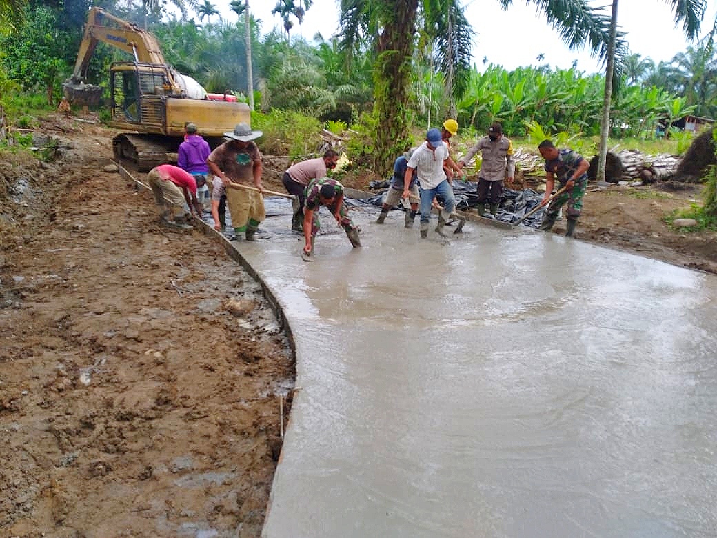 TMMD ke-111 Kodim 0204/DS Beton Jalan di Desa Mabar, Bangun Purba