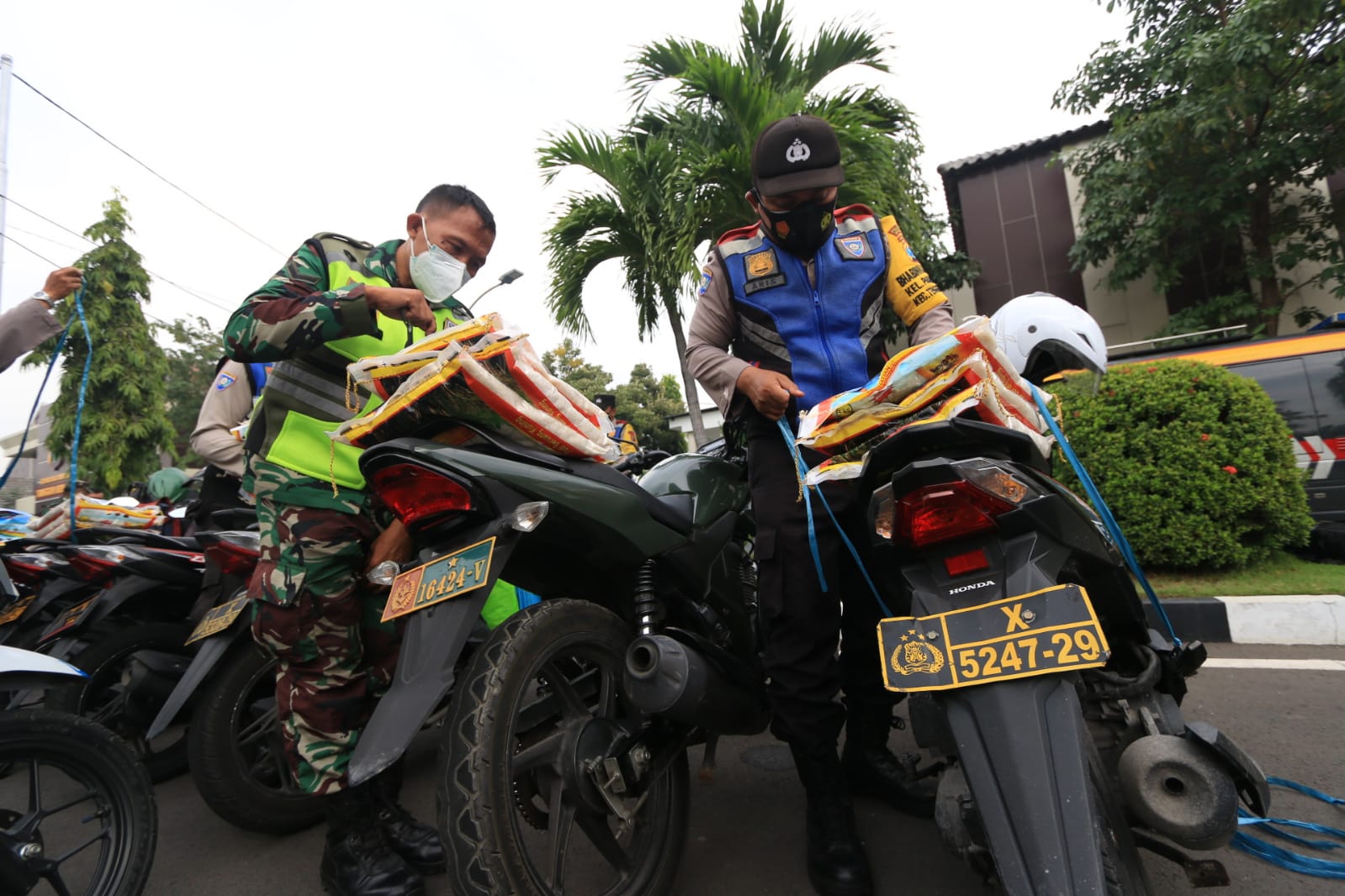 TNI-Polri dan Pemerintah Beri Bantuan Sembako Secara Humanis Kepada Masyarakat di Jatim