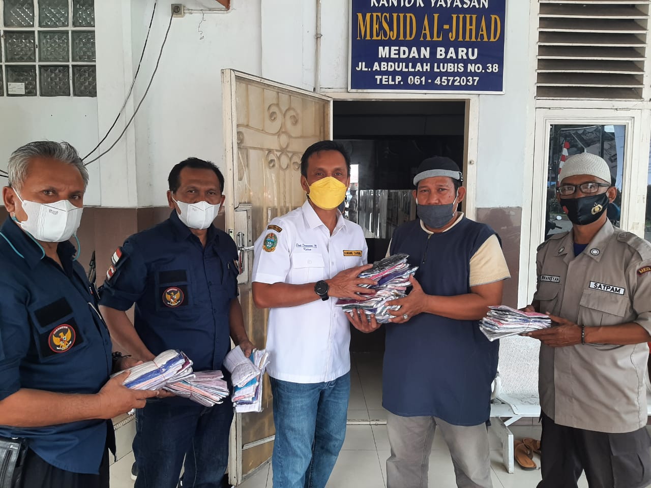Karang Taruna Sumut Memberikan Sembako ke Wartawan dan Masker ke Masjid
