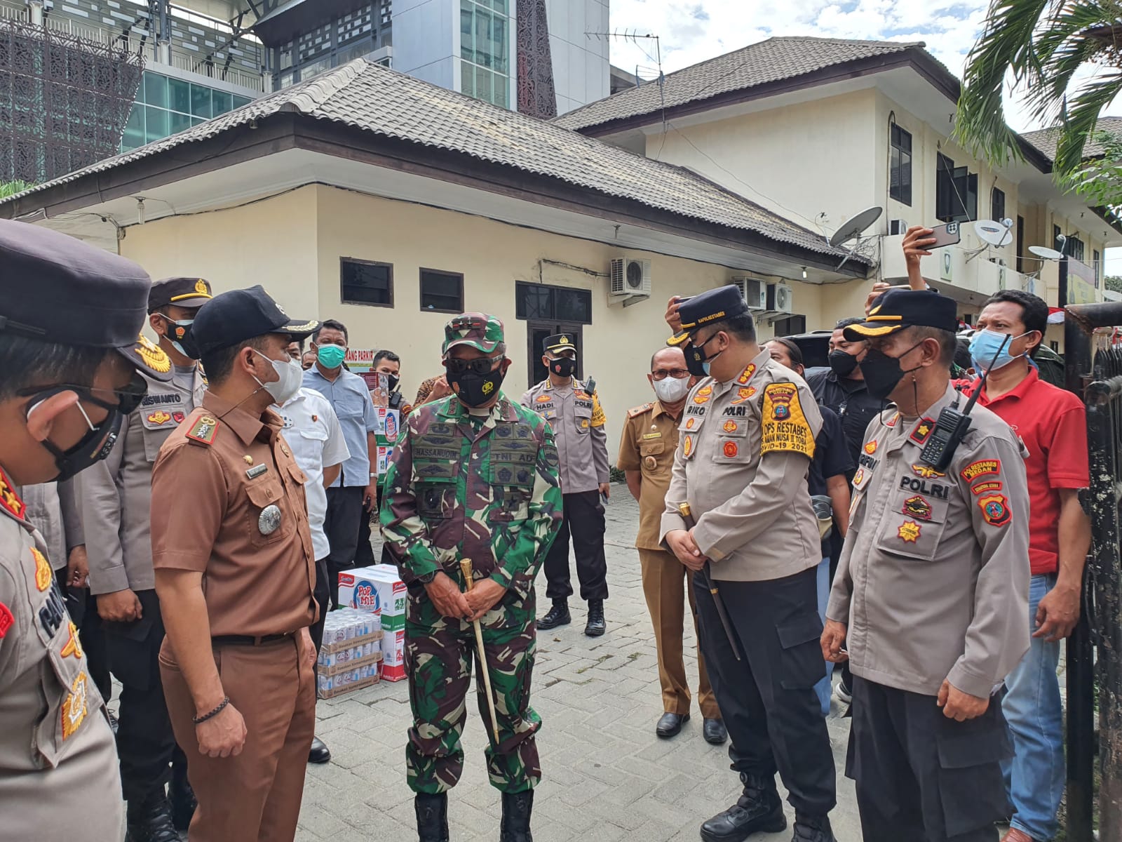 Kapoldasu dan Pangdam Beri Bantuan Kepada Personil di Mapolsek Medan Timur