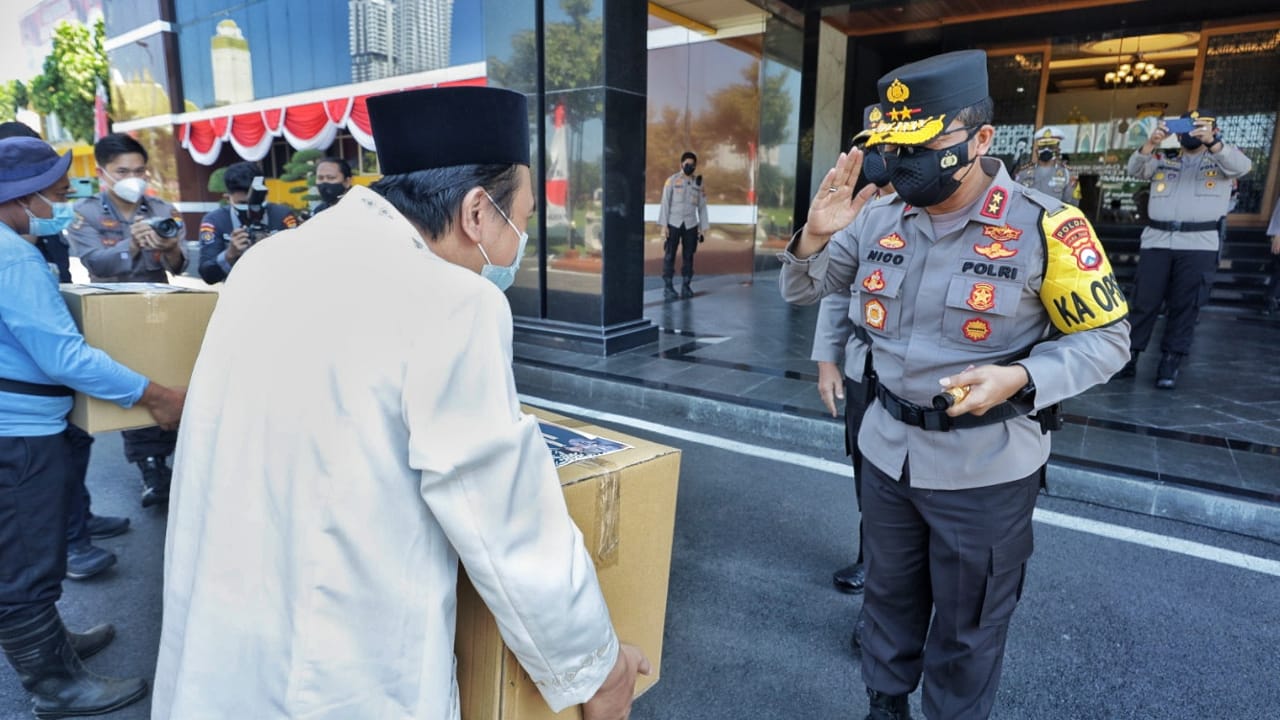 Kapolda Jatim Lepas Distribusi Daging Qurban Door to Door untuk Masyarakat Terdampak Covid-19