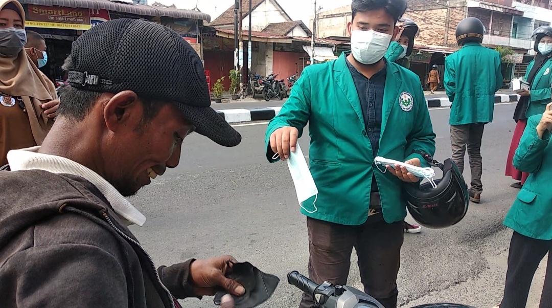 Mahasiswa dan Gakkum Bagikan Masker dan Imbau Prokes