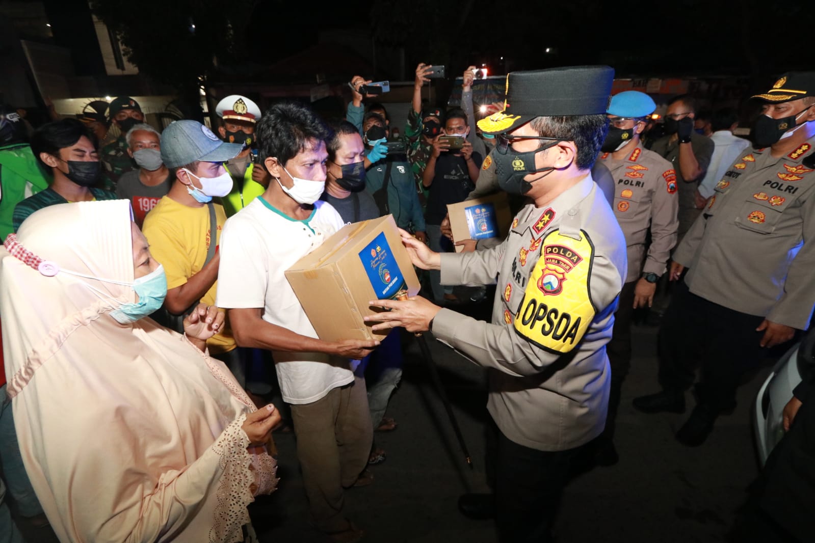 Kapolda Jatim Bagikan Bansos, Ini Kata Irjen Pol Nico Afinta