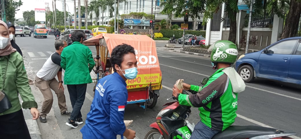 BEM UINSU Bagikan Nasi Bungkus Kepada Masyarakat Terdampak PPKM