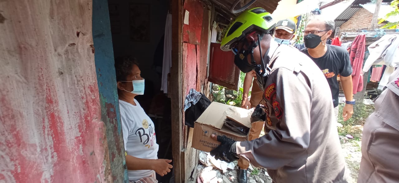 Bersepeda, Kapolsek Medan Timur Bagi Sembako,  Ini Pesannya Kompol M Arifin