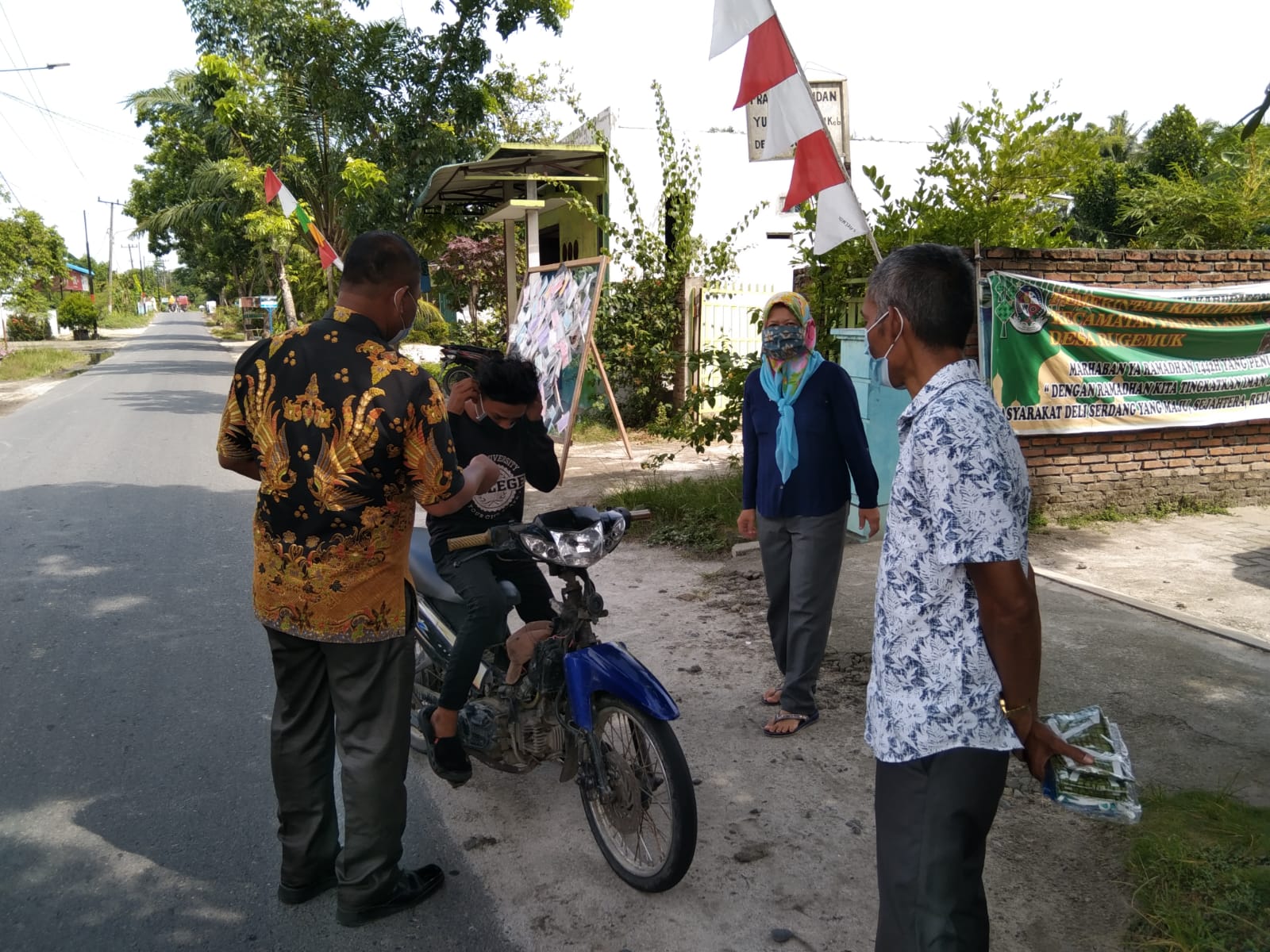 Penguna jalan di Pantai Labu  Tak Pakai masker