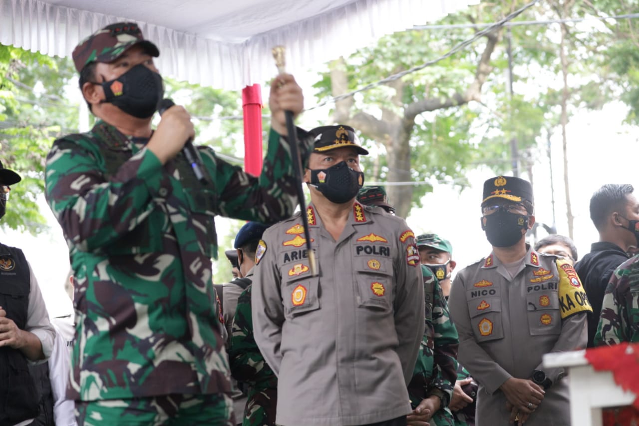 Cek Penggunaan Aplikasi Tracer Silacak, Panglima TNI dan Kabaharkam didampingi Forkopimda Jawa Timur