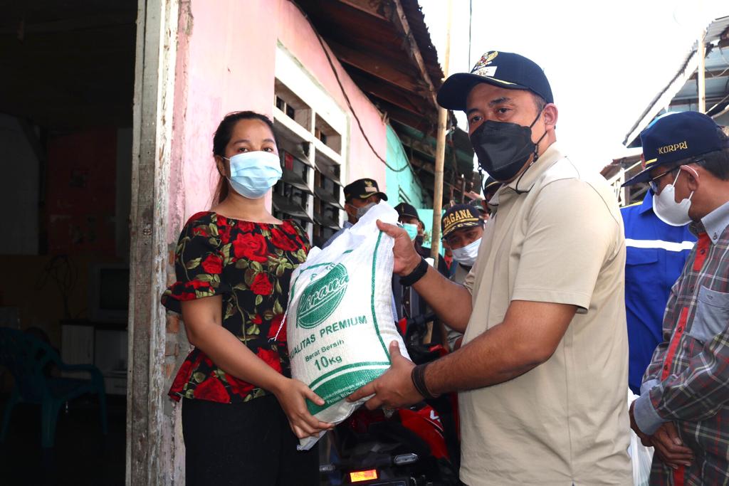 Pemko Serahkan Bantuan Sosial pada Keluarga Terdampak Pandemi di Kelurahan Sunggal