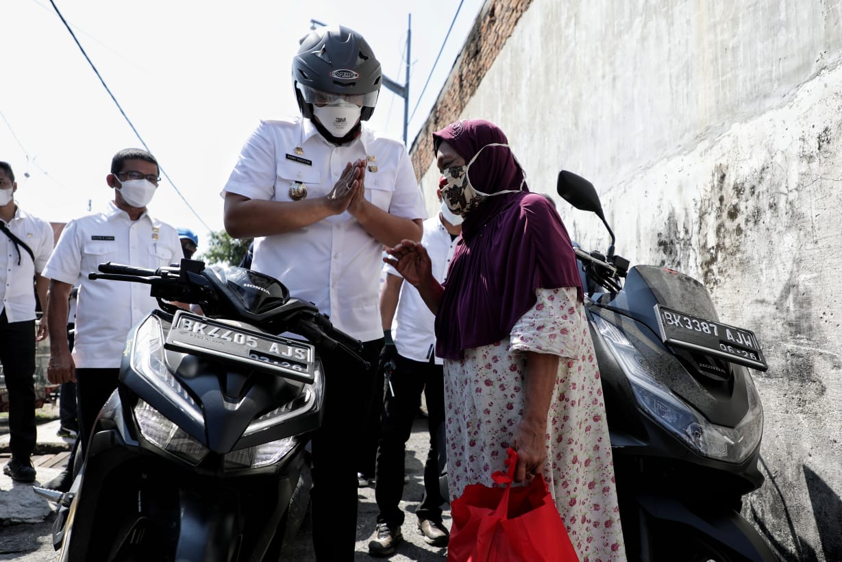 Bersepda Motor, Wali Kota Medan Bagikan Sembako Langsung  Warga