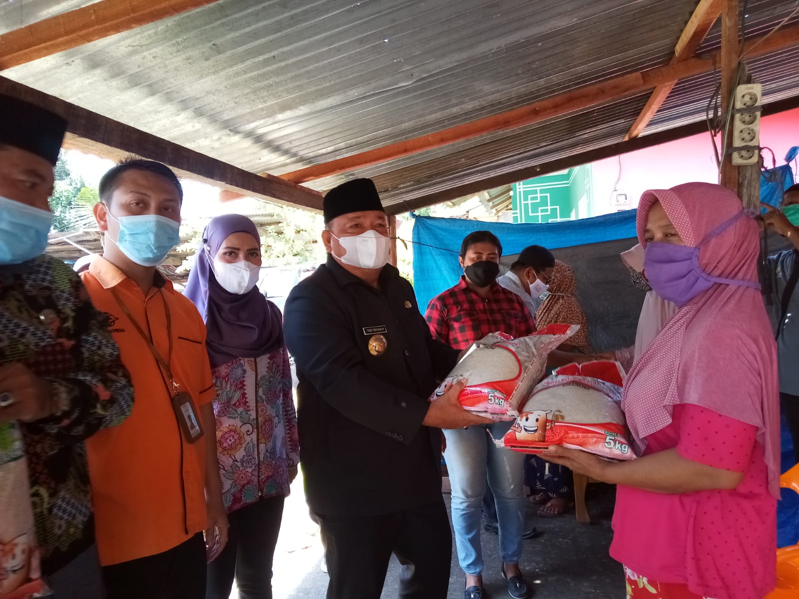 Bupati Langkat Serahkan Bansos Bilal Mayit, Penggali Kubur, Abang Becak dan BB-PPKM