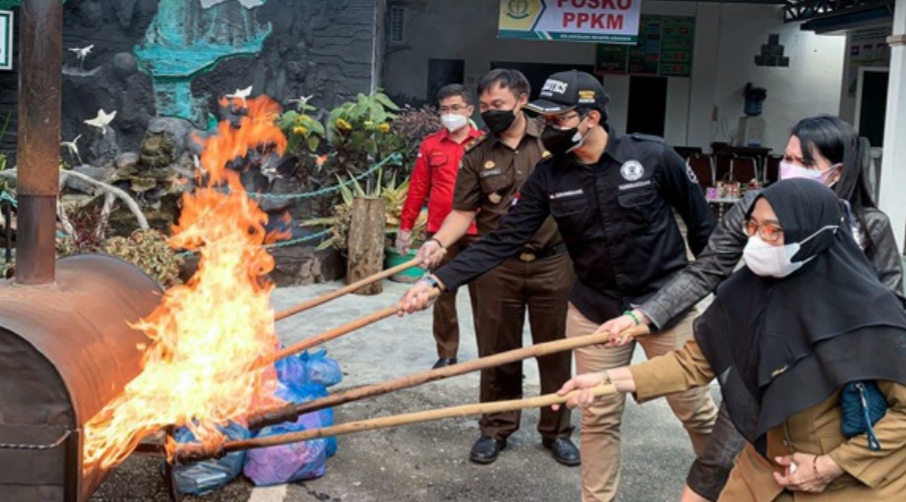 Kejari Asahan Blender Dan Bakar Barang Bukti Narkotika Bulan Maret Sampai Agustus 2021